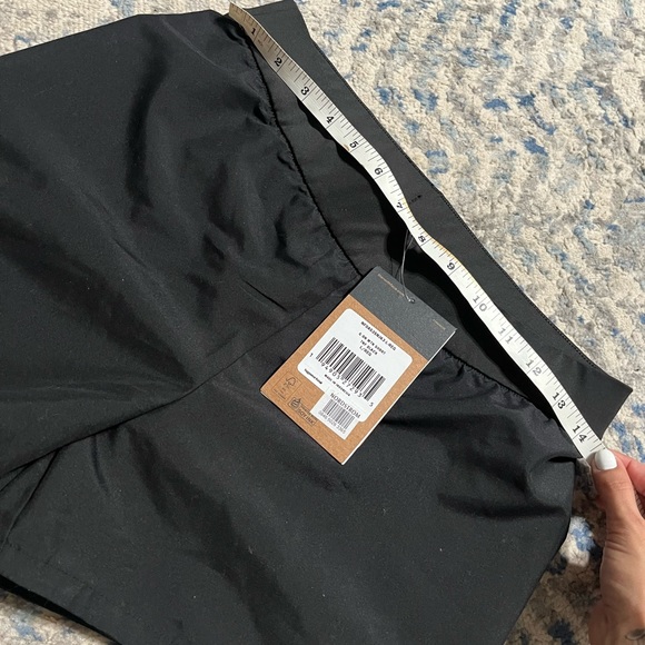 NWT THE NORTH FACE ON MOUNTAIN SHORTS GIRLS Size 14/16 - Picture 4 of 4